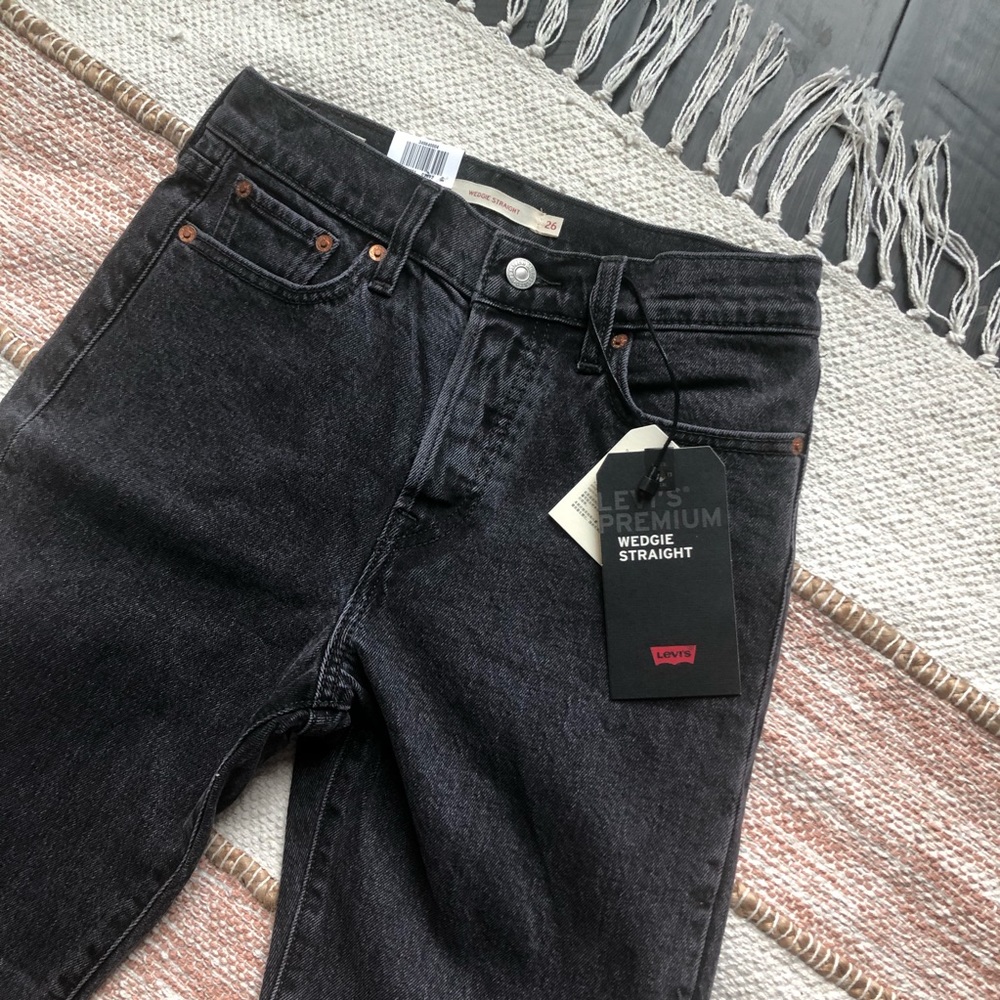 NWT Levi’s Wedgie Straight Grey Raw Hem Jeans - Picture 3 of 6